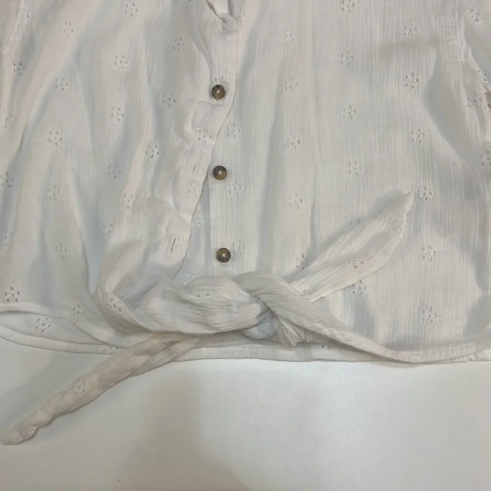 Cute white‎ Hollister top with buttons and tie/ short sleeve